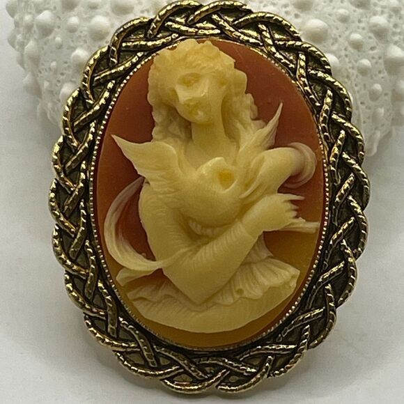 VTG Oval 3D Cameo Woman Holding a Dove Bird Gold Tone Brooch - Picture 1 of 7